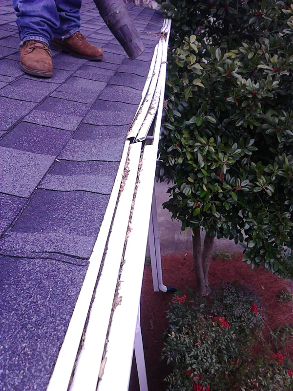 Gutter cleaning for screens and covers